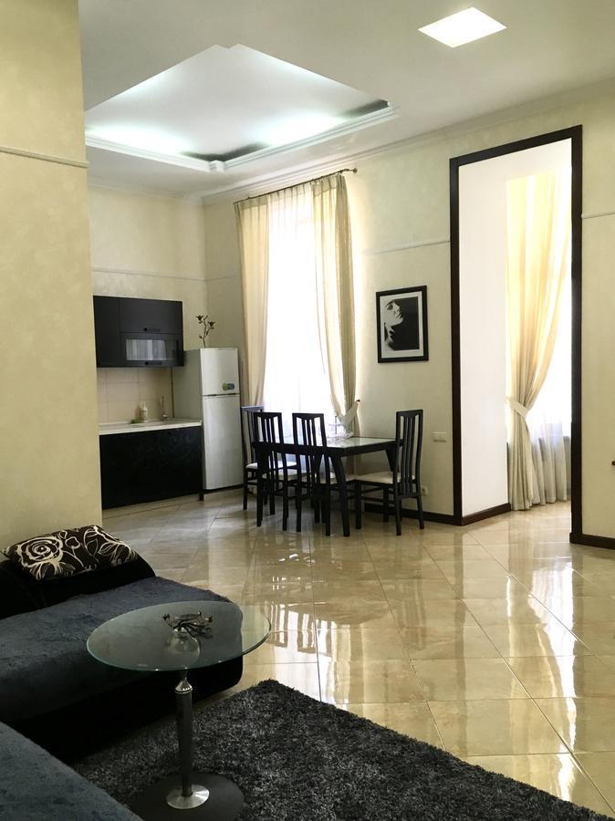 Downtown Prestige Apartment โอเดสซา ภายนอก รูปภาพ